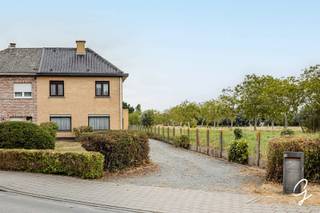 TE KOOP IN HOFSTADE<br /><br />Bent u op zoek naar een degelijk gebouwde woning met een ruim perceel in een rustige, groene omgeving nabij Aalst? Dan is deze charmante halfopen bebouwing uit 1988 zeker een bezoek waard. Dankzij de solide constructie vormt deze woning de ideale basis om volledig naar eigen smaak in te richten.<br /><br />Via de lange oprit bereikt u de aparte garage met extra bergruimte, ideaal als werkplaats of hobbyruimte. De woning beschikt over een inkomhal met gastentoilet, een lichtrijke leefruimte, een ruime keuken met eethoek, een praktische berging en een volledig droge kelder.<br /><br />Op de eerste verdieping bevinden zich drie volwaardige slaapkamers en een badkamer, perfect voor een gezin.<br /><br />Buiten geniet u van een verzorgde tuin op een perceel van maar liefst 1.750 m². De volledig omheinde achtertuin biedt tal van mogelijkheden, zoals een grote tuin, moestuin of ruimte voor dieren. De rustige, landelijke ligging wordt gecombineerd met een vlotte bereikbaarheid naar Aalst.<br /><br />Interesse? Plan vandaag nog uw bezoek via 0470 06 40 60 of margot@cornelis-goeman.be.<br /><br />Tot binnenkort!