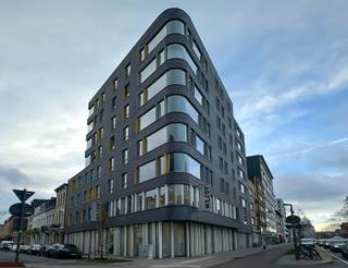 IN OPTIE! In het bruisende Zurenborg, op de hoek van de Dolfijnstraat en de Plantin en Moretuslei, bieden we dit stijlvol twee-slaapkamer...