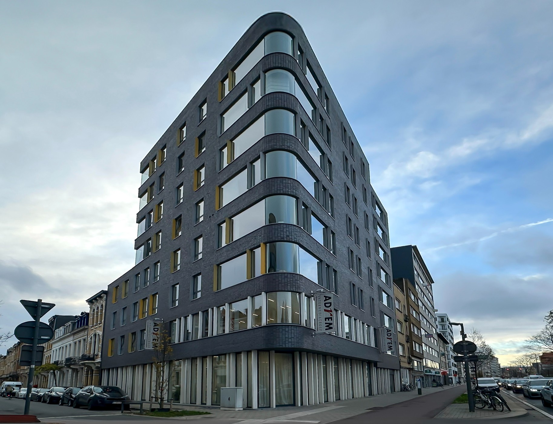 IN OPTIE! Stijlvol appartement met twee slaapkamers en terras te Zurenborg! - foto 3