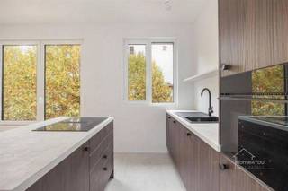 Appartement rénové de manière unique dans la banlieue verdoyante de Borsbeek. Situé dans une rue calme, cette propriété offre des finitions...