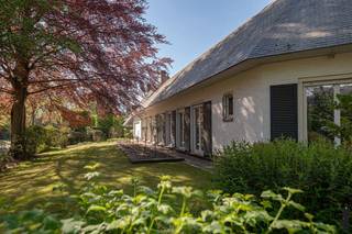 <strong>Vrijstaande klassieke villa op een mooi breed perceel van ca. 1.626 m² met zonovergoten ZW tuin</strong><br /><br /><strong>In een rustige, residentiële straat, vrijstaande villa met een zee aan ruimte én veel natuurlijke lichtinval. <br />Ideaal voor wie op zoek is naar een solide, perfect onderhouden woning met potentieel tot modernisering.</strong><br /><br /><strong>Gelijkvloerse verdieping:</strong><br />- Een inkomhal op natuurstenen vloer, voorzien van een vestiaire en gastentoilet met handenwasser<br />- Een woonkamer op parket met open haard en grote raampartijen die uitkijken op de tuin<br />- Een achterliggende wintertuin/tuinkamer met plafondhoge ramen, veel lichtinval en prachtig zicht op het groen, eveneens op parketvloer<br />- Een gesloten keuken met dubbele gootsteen, inductiekookplaat, oven, microgolf, vaatwasser, aansluitingen voor wasmachine en droogkast, en toegang tot de tuin<br />- Een praktische bijkeuken/berging, grenzend aan de keuken<br />- Een nachthal met ingemaakte kasten<br />- Een douchekamer met lavabo en douche<br />- Een aangrenzende badkamer met ligbad, toilet, bidet en dubbele lavabo<br />- Vier slaapkamers, allen op vast tapijt en voorzien van ingemaakte kasten en waarvan één over een toilet met lavabo beschikt met directe toegang tot de tuin<br />- Een garage met manuele poort, een centrale verwarmingsruimte en achterliggende berging met toegang tot de tuin<br />- Een kelder met kruipruimte<br />- Een tweede traphal naar de bovenverdieping<br /><br /><strong>De eerste verdieping:</strong><br />- Een nachthal met toegang tot meerdere multifunctionele ruimtes<br />- Een zeer ruime zolderberging met potentieel voor extra kamers of badkamer<br />- Een slaapkamer c.q. als hobbyruimte heden in gebruik als naaikamer<br />- Een bureau op vast tapijt, perfect voor thuiswerk<br />- Een zeer grote polyvalente ruimte op parket, momenteel ingericht met bar en radiatoren, een ideale basis voor kangoeroewonen, een aparte studio, een ontspanningsruimte of voor inwonend personeel/familie<br /><br /><strong>Algemeen:</strong><br />- Zuidwestgerichte tuin, volledig omheind <br />- Zonneterras met zonneschermen<br />- Verwarming via recente gas Hr-condensatieketel (Vaillant) met convectoren en radiatoren<br />- Tuinberging aanwezig<br />- Massief eiken binnendeuren en vaste kasten, ook in de wintertuin<br />- Rolluiken (manueel bediend)<br />- Dubbele oprit aanwezig<br />- Bouwjaar: 1973, met een degelijke en solide structuur <br />- Zeer goed onderhouden woning, steeds met zorg bewoond<br />- Veel potentieel tot verdere inrichting of uitbreiding (bv. extra kamers of badkamer op zolder)<br />- A-label potentieel volgens EPC mogelijk<br />- Ideaal voor een jong gezin dat inzet op comfort, duurzaamheid en personalisatie<br />- Uitstekende ligging nabij winkels (o.a. Patio Donk), scholen (Sint-Michielscollege, Sint-Ludgardis) en openbaar vervoer<strong><br /></strong>