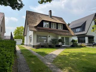 Deze lichtrijke en ruime woning heeft een zeer open gevoel op het gelijkvloers, een eerste verdieping met 3 slaapkamers + badkamer, een zolder met mogelijkheden en een prachtig onderhouden zuid gerichte tuin.<br /><br />Indeling:<br />via de ruime inkomhal kom je in de ruime en lichte leefruimte met moderne open haard, deze gaat over naar de eetruimte met zicht op de prachtige tuin waar je heel de dag van de zon kan genieten. Aansluitend vind je een grote keuken uitgerust met een inductievuur, dampkap, wasbak, vaatwasmachine en koelkast. Hier vind je ook een gasten wc en ruimte opbergruimte met cv ketel en plek voor wasmachine en droogkas.<br />Via de keuken kom je ook in de veranda met groot schuifraam naar het terras.<br /><br />Op de eerste verdieping bevinden zich 3 ruime slaapkamers en een badkamer met bad, lavabo, wc en ingebouwde kasten. <br /><br />Op de tweede verdieping bevindt zich momenteel de zolder die kan worden verbouwd als polyvalente ruimte of 4de slaapkamer.<br /><br />De tuin heeft een ruim terras dat is voorzien van 2 grote elektrische luifels, aangelegde beplanting die meeloopt met de seizoenen, een oprit naar de garage met sectionale poort en een berging voor tuinmateriaal.<br /><br />Epc : D<br />Asbest attest : is ok<br />Elektrische keuring : is ok<br /><br />Een rustige ligging met troeven vlakbij :<br />Delhaize op 500m<br />Lidl op 200m<br />Gamma op 500m<br />Openbaar vervoer op 200m<br />6 Scholen in de nabije omgeving<br />Antwerp International school 4km<br />A12 snelweg 2km<br /><br />> OP AFSPRAAK :<br />https://oudeweg10kapellentekoop.setmore.com<br />OF<br />oudeweg@kapellentekoop.be