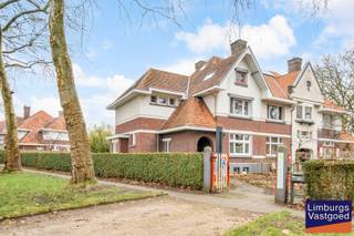 Rustig gelegen eengezinswoning, momenteel ingericht als privé-groepspraktijk. <br /><br />Het gebouw betreft een halfopen voormalige ingenieurswoning, gelegen in een rustige woonwijk op circa 2 km van de afrit Genk (E314). De praktijk werd de voorbije jaren grondig en kwalitatief gerenoveerd, met respect voor de oorspronkelijke architecturale elementen van de beschermde mijnsite. Alle ruimtes hebben ruime lichtinval en zijn volledig afgewerkt. <br />De woning is momenteel ingericht als groepspraktijk voor psychologen, maar kan eenvoudig aangepast worden naar een woonfunctie. <br />Op het gelijkvloers bevindt zich een grote woonruimte, grenzend aan de keuken en veranda, en een ruime bureelruimte. <br />Op de eerste verdieping zijn 3 ruime slaapkamers en een badkamer. Op de zolderverdieping zijn nog 2 volledig afgewerkte slaapkamers, waarvan één nog een bijkomende speelzolder bevat, en een kleine serviceruimte. <br />De woning is volledig onderkelderd. De kelders bieden heel wat service-mogelijkheden<br /><br />Deze karaktervolle woning ligt op 6a80ca met oost gerichte tuin en ruime parkeergelegenheid aan de woning. Deze woning is centraal gelegen in een residentiële wijk te Waterschei. Tal van faciliteiten in de buurt zoals ZOL Ziekenhuis, Thor Park... Bewoonbare oppervlakte: ca 237 m² (Volgens EPC attest 06/03/2026). <br /><br />Cv op aardgas. HR-beglazing met PVC raamkozijnen. EPC label D. <br /><br />Vastgesteld bouwkundig erfgoed: Steenkoolmijn van Waterschei: Tuinwijk.<br />Bestuursmaatregelen in het maatregelenregister: nee<br /><br />Voor meer info of bezichtiging: contacteer Danny op 0471/100 069 of 011/22.19.17 of kijk op www.limburgsvastgoed.be