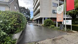 <p><span>TE KOOP: 2 autostaanplaatsen te koop in de Residentie Ambassade, gelegen langs de Naamsesteenweg, dichtbij de ring van Leuven.</span></p><p><span> </span></p><p><span>De parkeerplaats is goed toegankelijk en is gelegen op -1 van de gekende site langs de Naamsesteenweg. </span></p><p><span>De inrit (eveneens de toegang naar de Spar Heverlee) is aan de straatkant afgesloten met een sectionale automatische poort. </span></p><p><span> </span></p><p><span>Vraagprijs : 25.000 euro per parkeerplaats</span></p><p><span> </span></p><p><span>Bij interesse mag u ons altijd contacteren om een eventueel bezoek ter plaatse te organiseren. </span></p><p><span> </span></p>