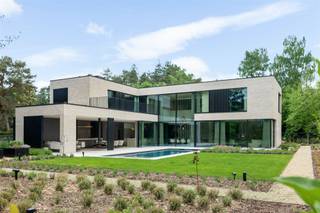 Deze exclusieve villa werd gebouwd door villabouw Sels op een discrete en residentiële ligging te Oud-Turnhout.Zowel op technisch als esthetisch vlak...