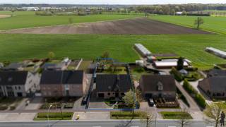 <p>Ruime en veelzijdige gezinswoning met 5 slaapkamers op een perceel van ca. 1.091 m², ideaal gelegen in Hoogstraten op een steenworp van de Nederlandse grens en met vlotte verbinding naar de E19.</p>
<p>Deze woning biedt een bewoonbare oppervlakte van ca. 285 m² en combineert ruimte, comfort en een aangename ligging. Binnenin geniet u van royale leefruimtes met veel lichtinval, perfect voor gezinnen of wie wonen en werken wil combineren. De vijf volwaardige slaapkamers zorgen voor tal van mogelijkheden, zoals een bureau, hobbyruimte of logeerkamer.</p>
<p>Achteraan het perceel wordt u verrast door een prachtig, open weids zicht over de omliggende natuur, wat zorgt voor een gevoel van rust en privacy. De ruime tuin biedt volop potentieel voor ontspanning, spelende kinderen of het aanleggen van een tuin naar eigen smaak.</p>
<p>Kortom, een ideale woning voor wie op zoek is naar ruimte, bereikbaarheid en een groene omgeving, met alle voorzieningen binnen handbereik.</p>