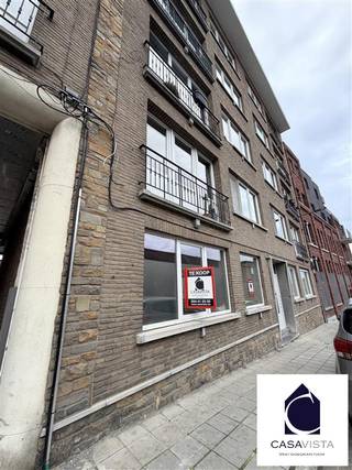 TOTAAL VERNIEUWD 2-SLPK APP GELIJKVLOERSE VERDIEPING. In de residentie MILDRED , aan de stadsrand vind je dit lichtrijk appartement op de GELIJKVLOERSE verdieping. Praktische inkomhal met toegang tot alle ruimtes : keuken, 2 slaapkamers (waarvan 1 uitgerust met eigen lavabo), badkamer (met douche en wc) en living. Het appartement kenmerkt zich door de grote lichtinval en uiterst ruimtelijk gevoel. De elektriciteit is conform en de algemene afwerking is zeer eigentijds. Overal dubbel glas, CV gas via collectieve recent gas ketel en radiatoren uitgerust met digitale ISTA-meters. Dit leidt tot een zeer gunstig C-level voor het EPC. Tot de privatieve eigendom behoort ook nog een vrij ruime (6m2) privatieve kelder van . Momenteel verhuurd aan 790euro (lasten inbegrepen) wat van het geheel - aan deze vraagprijs - een zeer rendementsvol vastgoed maakt. Vraag snel een bezoek aan met vastgoedmakelaar Cedric door telefoon op 05412500