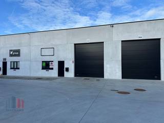 KMO-unit van 277 m² met 2 privatieve parkeerplaatsen te huur. Fenomenaal gelegen langs de bedrijvige Kortrijkseweg (N43) met een vlotte...