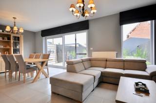 Instapklare woning met tuin en garage te Kerkhove. Deze recente woning bestaat uit een inkomhall, toilet, leefruimte met open geïnstalleerde keuken, koele berging en berging onder de trap. Boven bevinden zich een nachthall, geïnstalleerde moderne badkamer met bad en douche en 3 slaapkamers. Omheinde tuin met tuinhuis. Garagebox.<br />Vrij vanaf 1 maart 2026.<br />Interesse? Contacteer Immo Roman gsm 0472 35 92 86.