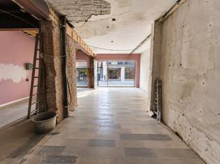 218 m² commerciële vrijheid in de BreydelstraatEen CASCO winkel, showroom of een totaal nieuw concept? In de Breydelstraat ligt een commerciële ruimte die nog helemaal naar eigen hand kan worden gezet. Met 218 m² op het gelijkvloers, een extra verdieping van 80 m² en een bijkomende kelder is er alvast ruimte genoeg om groot te denken.De blikvanger is zonder twijfel de breedste vitrine van de straat. Veel licht, maximale zichtbaarheid en een gevel die meteen opvalt. Ook binnen zijn de mogelijkheden bijzonder ruim. Dankzij een van de grootste gelijkvloerse handelsoppervlaktes in de straat krijgt elk concept hier letterlijk de ruimte.Het gebouw werd volledig gerenoveerd, terwijl de handelsruimte zelf casco wordt opgeleverd. Geen vastgelegde indeling of afwerking, maar een blanco canvas om een eigen identiteit te creëren. Van een stijlvolle boetiek tot een creatieve showroom of een vernieuwend winkelconcept.En dan de ligging. De Breydelstraat, vlak bij Antwerpen-Centraal en de De Keyserlei, bevindt zich midden in een levendige commerciële omgeving waar dagelijks heel wat mensen passeren. Ideaal voor ondernemers die op zoek zijn naar een zichtbare plek in het hart van Antwerpen, met alle vrijheid om er hun eigen verhaal te schrijven.Een plek voor ondernemers met plannen. En vooral: de ruimte om ze waar te maken.Rechtstreeks te huur van eigenaar.Meer info: 0456 81 65 95