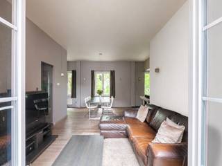 <strong>Ruime triplex met drie slaapkamers en polyvalente ruimte in het historisch centrum, met zicht op de Lieve.</strong><br /><br />In de omgeving van het Prinsenhof, één van de meest gegeerde wijken van Gent, bevindt zich deze triplex met authentieke voorgevel. U woont hier in een historische en sfeervolle buurt, op wandelafstand van het centrum, winkels, horeca en openbaar vervoer.<br /><br />De leefruimte bevindt zich op de eerste verdieping en omvat vooraan een ingerichte keuken met eetplaats. Achteraan bevindt zich de gezellige zithoek, die uitgeeft op het zonnige terras.<br /><br />Op de bovenste verdieping vindt u twee volwaardige slaapkamers en een derde, kleinere kamer die perfect dienst kan doen als dressing of kinderkamer. Verder is er op de nachthal een badkamer voorzien van wastafel, bad, inloopdouche en toilet.<br /><br />Op het gelijkvloers bevinden zich de inkomhal met vestiaire en gastentoilet, evenals een polyvalente ruimte die kan worden ingericht als bureau, hobbyruimte of praktische wasplaats. Vanuit deze ruimte heeft u toegang tot de overdekte stadskoer.<br /><br /><strong>Kortom, een karaktervolle en ruime stadswoning op toplocatie in Gent, ideaal voor wie comfortabel wil wonen in een historische omgeving met alle voorzieningen binnen handbereik.</strong>