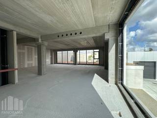 Nieuwbouw kantoor van <strong>142 m²</strong> te koop op amper 900 m van de Oudenaardsesteenweg (N391) die na 2 km verbinding biedt naar de E17 via op- en afrit 3 Kortrijk-Oost.<br /><br />Het <strong>casco+ kantoor</strong> wordt voorzien van vloerbekleding (keramische tegels), stopcontacten, schakelaars en lichtpunten. Verder beschikt de kwalitatieve kantoorruimte over videofonie, sanitair, individuele buitenunit voor klimaatsysteem alsook verlaagde plafonds. Ruime parkeermogelijkheden bij het gebouw.<br /><br />De ruimte maakt deel uit van het de nieuwbouw bedrijvencampus "PARK APART" en situeert zich in een stand alone kantoorgebouw aan de ingang van het project. Onmiddellijk beschikbaar.<br /><br />Contacteer <strong>PANORAMA B2B</strong> voor bijkomende inlichtingen, plannen of een vrijblijvend plaatsbezoek <strong>056 222 256</strong>.