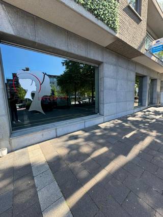 Commercieel pand van 122m² gelegen in het centrum van Genk, tegenover Shopping1.Geschikt voor vrij beroep, kantoor, dans- of sportzaal.Indeling...