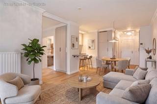 <p>Gelijkvloerse vernieuwde assistentieflat met terras op exclusief 17de eeuws kasteeldomein in het pittoreske Brugge</p><p><strong>Niet kleiner wonen. Wel rijker leven.</strong><br />Sommige woningen kiest u omwille van hun ruimte. Andere omwille van hun ligging. En heel soms vindt u een plek waar vooral de <strong>manier van leven</strong> het verschil maakt.<br />Welkom in <strong>Residentie Ter Walle.</strong> Een bijzonder groene en karaktervolle woonomgeving op een boogscheut van het historische Brugge, waar zelfstandig wonen, persoonlijke service en een warm familiaal karakter op een vanzelfsprekende manier samenkomen.</p><p>Hier bevindt zich deze volledig vernieuwde gelijkvloerse assistentieflat, prachtig gelegen met zicht op de parktuin.<br />Een woning voor wie niet noodzakelijk kleiner, maar vooral beter wil wonen.</p><p><strong>Indeling gelijkvloers </strong></p><ul><li>Inkomhal met toilet (hangtoilet) met inbouwkasten</li><li>Open leefruimte met smaakvolle kitchenette (voorzien van kookplaat, dampkap, koelkast en wasbak) en rechtstreeks toegang tot het terras</li><li>Slaapkamer met en-suite badkamer</li><li>En-suite badkamer (wasbak, badkamermeubel en douche)</li></ul><p><strong>Bijkomende troeven </strong></p><ul><li>Recent smaakvol vernieuwd en voorzien van maatwerkkasten</li><li>Nieuwe vloer en gordijnen</li><li>Goedgekeurde electriciteit</li><li>Gunstig EPC-label - B</li><li>Asbestveilig-attest</li><li>Gunstige ligging op 15 km van Blankenberge en 20 km van Knokke </li></ul><p><strong>Het park als verlengde van uw woning</strong><br />Van zodra u binnenstapt, valt het licht op.<br />De leefruimte opent zich naar het zonnige terras en het omliggende groen. Uw uitzicht? Water, bomen en de fraai aangelegde parktuin van de residentie. Geen inkijk en geen drukte, maar een aangenaam gevoel van ruimte en privacy.<br />Ook binnen werd alles met zorg vernieuwd. De inkomhal beschikt over een ingemaakte vestiaire en gastentoilet. De kitchenette werd eigentijds en praktisch ingericht en sluit mooi aan op de leefruimte. De comfortabele slaapkamer geniet eveneens van veel natuurlijk licht en beschikt over een aansluitende, modern afgewerkte douchekamer. Keuken, badkamer en maatkasten werden vernieuwd. Verhuizen, inrichten en genieten. Meer hoeft het niet te zijn.</p><p><strong>De luxe van vrijheid</strong><br />Misschien is dat wel de grootste kwaliteit van wonen in Ter Walle: u behoudt de volledige vrijheid over uw eigen leven.<br />U woont zelfstandig, in uw eigen woning en volgens uw eigen ritme. Een ochtendwandeling door het park, lunchen in de stad, familie ontvangen of rustig thuisblijven: u bepaalt het helemaal zelf. Tegelijk hoeft u niet meer alles zelf te doen.<br />Er is 24/7 permanentie, huishoudelijke hulp kan worden voorzien en dankzij de eigen kok kunt u genieten van een verzorgde maaltijd wanneer u daar zin in heeft.<br />Service is hier geen verplichting, maar een comfort.<br />Alles kan. Niets moet.</p><p><strong>Persoonlijk, warm en familiaal</strong><br />Ter Walle onderscheidt zich bovendien door zijn familiale karakter.<br />Geen grootschalige of anonieme omgeving, maar een residentie waar persoonlijk contact en een warme sfeer centraal staan. Het karaktervolle kasteeltje vormt het hart van het domein en biedt ruimte voor ontmoeting, een goed gesprek of samen tafelen.<br />U zoekt het gezelschap op wanneer u daar zin in heeft. En trekt zich net zo gemakkelijk terug in de privacy van uw eigen woning.<br />Die combinatie van vrijheid, geborgenheid en persoonlijke aandacht maakt wonen hier bijzonder.</p><p><strong>Brugge dichtbij, het groen aan uw voeten</strong><br />En dan is er nog de ligging. Terwijl u thuis vooral rust en groen ervaart, bevindt het historische centrum van Brugge zich op korte afstand. Ook winkels, apotheek, banken en grootwarenhuizen zijn vlot bereikbaar. U hoeft dus niet te kiezen tussen rustig wonen en het comfort van de stad. Hier krijgt u beide.</p><p><strong>Meer tijd voor wat ertoe doet</strong><br />Misschien is dát uiteindelijk de ware luxe van deze plek. Niet langer alles moeten onderhouden. Niet iedere dag hoeven koken. Weten dat er iemand aanwezig is wanneer dat nodig mocht zijn. Maar bovenal de vrijheid behouden om uw leven te leiden zoals u dat zelf wenst.</p><ul><li><strong>Een parktuin zonder het onderhoud.</strong></li><li><strong>Een kok zodat u eventueel niet zelf hoeft te koken, indien u dat wenst.</strong></li><li><strong>Ondersteuning zonder uw zelfstandigheid op te geven.</strong></li><li><strong>Gezelschap zonder uw privacy te verliezen.</strong></li></ul><p>Dat is Ter Walle.<strong> Niet kleiner wonen. Wel rijker leven.</strong><br />Met meer comfort. Meer vrijheid. Meer rust.<br />En vooral: meer tijd om te genieten van wat écht belangrijk is.<br />De assistentieflat is <strong>geschikt voor eigen bewoning en kan eveneens worden verhuurd, waardoor ze ook interessant is als investering.</strong><br />Voor de basisdienstverlening van de residentie wordt een maandelijkse bijdrage aangerekend.</p><p>Disclaimer :<br />Om de mogelijkheden van de woning beter te tonen, werden bepaalde ruimtes digitaal ingericht. De weergegeven meubels en decoratie dienen uitsluitend ter inspiratie.<br /><br /><span>Disclaimer :</span><br /><span>Deze verkoopinformatie is met zorg samengesteld om een zo volledig mogelijk beeld te geven van het aangeboden object. Aan de inhoud kunnen echter geen rechten worden ontleend. Alle gegevens, prijzen en illustraties zijn indicatief en kunnen zonder kennisgeving worden gewijzigd.</span> </p>
