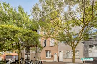 Bent u op zoek naar een ruime stadswoning met tal van mogelijkheden? Dan is deze woning in de Selderstraat ongetwijfeld een bezoek waard. Gelegen in Antwerpen-Noord geniet u van een uitstekende bereikbaarheid met winkels, scholen, openbaar vervoer en belangrijke invalswegen in de onmiddellijke omgeving. Ook het Park Spoor Noord, een van de grootste en populairste stadsparken van Antwerpen, bevindt zich op korte afstand en biedt tal van recreatieve mogelijkheden. Daarnaast liggen ook het Lobroekdok en het Kattendijkdok vlakbij, ideaal voor een wandeling of fietstocht.<br /><br />We betreden de woning via de inkomhal met vaste trap. Op het gelijkvloers bevindt zich de gezellige leefruimte met aansluitend de keuken. Vanuit de keuken heeft u rechtstreeks toegang tot de gezellige koer. Aan de koer bevindt zich een badkamer met douche en toilet.<br /><br />Op de eerste verdieping vinden we een ruime slaapkamer met aansluitend een tweede keuken. Deze ruimte biedt de mogelijkheid om de bestaande keuken om te vormen tot een extra badkamer, waardoor de woning nog beter kan worden afgestemd op uw woonwensen.<br />De tweede verdieping beschikt over 2 volwaardige slaapkamers en de derde verdieping is ingericht met een volwaardige slaapkamer en een aparte badkamer.<br /><br />Al bij al een woning met een comfortabele indeling en tal van mogelijkheden voor grotere gezinnen, samengestelde gezinnen of wie op zoek is naar extra ruimte.<br /><br />Troeven:<br />Ruime woning verdeeld over meerdere verdiepingen.<br />4 volwaardige slaapkamers.<br />2 badkamers.<br />Gezellige koer.<br />Alle ramen vernieuwd in PVC met dubbele beglazing.<br />Centrale ligging nabij Park Spoor Noord, winkels, scholen en openbaar vervoer.<br />Tal van mogelijkheden voor eigen bewoning of als investering.<br /><br />Een verrassend ruime woning met een uitstekende ligging en veel potentieel. Contacteer ons vandaag nog voor een bezoek.