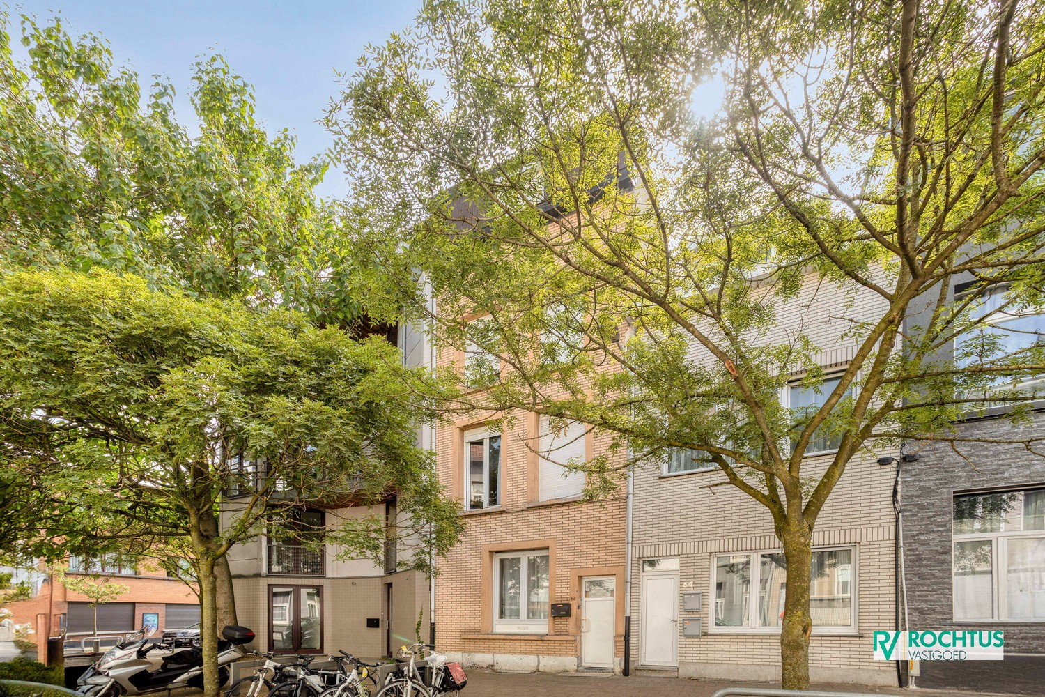 Ruime stadswoning met 4 slaapkamers, 2 badkamers en koer - foto 2