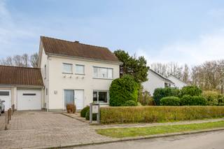 Maison semi-ouverte bien entretenue, idéalement située dans une rue à circulation limitée et à distance de marche des commerces et des transports...