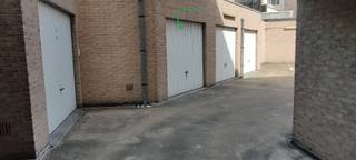 Ruime garagebox (23m2) te koop - centrum Oostende (Jules Peurquaetstraat)<br />Op zoek naar een ruime en vlot toegankelijke garagebox in het centrum van Oostende? Deze garage van 23m2 is ideaal voor eigen gebruik of als investering, op wandelafstand van de dijk.<br />De garage bevindt zich op het gelijkvloers en is bereikbaar via een autolift. Dankzij de royale oppervlakte is er voldoende plaats voor de wagen en extra opslag.<br />Indeling en kenmerken <br />- oppervlakte: 23m2<br />- gelijkvloers gelegen<br />- toegang via autolift<br />- elektriciteit aanwezig<br />- geschikt voor wagen en opslag<br />Troeven<br />- centrale ligging nabij zee en winkels<br />- zeldzaam grote garagebox in deze buurt<br />- interessante investering (verhuurmogelijkheid)<br />- goede bereikbaarheid<br />Vrij bij akte<br />Interesse? Neem contact op voor meer info.<br /><br />