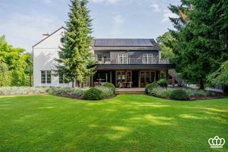 Deze villa combineert een verfijnde Long Island-exterieurstijl met een warme, landelijke inrichting en biedt een ruim wooncomfort, afgewerkt...