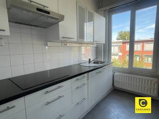 <p><span>Welkom in dit gezellige appartement gelegen in Wilrijk. Dit ruime tweekamerappartement biedt ideale mogelijkheden voor starters, koppels of kleine gezinnen die een praktische en comfortabele woning zoeken.</span></p><p><span>Gelegen vlakbij het centrum bevindt dit appartement zich toch in een rustige wijk, maar met een goede bereikbaarheid van voorzieningen, winkels en openbaar vervoer rondom.</span></p><p><span> </span></p><p><span>De woonkamer is erg lichtrijk en kent een mooie grootte; perfect voor een grote eettafel en een comfortabel salon. </span></p><p><span> </span></p><p><span>Aangrenzend vinden we de keuken. De vele kasten, aangevuld met een keramisch vuur, vaatwasser en gootsteen zorgen voor een praktisch geheel.</span></p><p><span> </span></p><p><span>Het appartement beschikt over twee volwaardige slaapkamers. Dankzij de grote ramen is ook hier een zeer aangename lichtinval.</span></p><p><span> </span></p><p><span>De badkamer werd netjes ingericht met een wastafel en moderne douchecabine.</span></p><p><span> </span></p><p><span>In de inkomhal is een apart toilet terug te vinden.</span></p><p><span> </span></p><p><span>Kosten en beschikbaarheid</span></p><p><span>€ 875 / maand</span></p><p><span>€ 75 / maand (incl provisie water)</span></p><p><span>Onmiddellijk beschikbaar</span></p><p><span> </span></p><p><span>Troeven</span></p><ul><li><span>Lichtrijk appartement</span></li><li><span>Ruime woonkamer</span></li><li><span>2 Volwaardige slaapkamers</span></li><li><span>Centrale maar toch rustige ligging</span></li></ul>