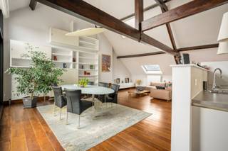 Interesse? Contacteer ons voor een bezoek of meer informatie<br />🤳 Tim staat voor u klaar: 0483 60 60 60 <br />📧 Mail direct: Tim@mondovastgoed.be 🚀 Mondo Vastgoed – Makelaars, maar dan anders.<br /><br />Karaktervol wonen in het hart van Gent. In de iconische wijk Onderbergen, op een steenworp van de Graslei en de Sint-Michielsbrug, bevindt zich dit statige herenhuis. Een unieke combinatie van historische charme, grandeur en modern wooncomfort.<br /><br />Stijlvolle aparte inkomhal die leidt naar lichtrijke leefruimtes met imposante hoge plafonds.<br />Voorzien van een privélift die alle verdiepingen toegankelijk maakt.<br /><br />3 royale slaapkamers met een hoogwaardige afwerking.<br />Ideaal als luxueus gezinswoning of voor de combinatie wonen/vrij beroep.<br /><br />Dankzij de centrale ligging in Onderbergen geniet u van een maximale Mobiscore. Boetieks, gastronomie en cultuur liggen op wandelafstand, terwijl u in de woning geniet van een serene rust.<br /><br />Virtueel bezoek: Ontdek elk detail van dit unieke pand nu al via de 3D-tour: 👉 https://my.matterport.com/show/?m=wHQJZTdeG5K<br /><br />Interesse? Contacteer ons voor een bezoek of meer informatie<br />Tim - 0483 60 60 60 - Tim@mondovastgoed.be<br />Mondo Vastgoed makelaars maar anders