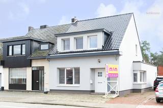 <strong>Bent u op zoek naar een woning te koop in Mol met 3 slaapkamers en een grote tuin?</strong><br />Deze charmante halfopen bebouwing in Achterbos (Mol) bevindt zich op een perceel van maar liefst 1.147 m² en biedt tal van mogelijkheden voor gezinnen of wie wonen en werken wil combineren.<br /><br />Dankzij de vlotte bereikbaarheid en strategische ligging geniet u hier van een praktische verbinding naar het centrum van Mol en omliggende gemeenten, met voorzieningen binnen handbereik.<br /><br /><strong>Indeling van de woning</strong><br />U betreedt de woning via de lichtrijke woonkamer, waar de pelletkachel zorgt voor een warme en gezellige sfeer.<br />Aansluitend bevindt zich de volledig geïnstalleerde keuken. De badkamer is voorzien van een douche, dubbele lavabo, toilet en een aansluiting voor een bad. De veranda achteraan creëert extra leefruimte en biedt een mooi zicht op het ruime perceel. Verder beschikt de woning over een droge kelder.<br /><br />Op de eerste verdieping vindt u drie volwaardige slaapkamers, elk afgewerkt met laminaatvloeren.<br />De ruime zolder biedt uitbreidingsmogelijkheden (extra kamer, bureau of hobbyruimte). <br />De woning vormt een solide basis en kan naar eigen smaak gemoderniseerd worden, ideaal voor wie zijn woning persoonlijk wil afwerken.<br /><br /><strong>Buitenruimte: een perceel met mogelijkheden</strong><br />De grote tuin van 1.147 m² is zonder twijfel een belangrijke troef. Hier vindt u:
<ul>
	<li>Een overdekt terras met screens</li>
	<li>Een garage</li>
	<li>Een bijgebouw ingericht als extra zitruimte</li>
	<li>Een serre</li>
	<li>Veel ruimte voor tuin, hobby of ontspanning</li>
	<li>Een ideale plek voor gezinnen, tuinliefhebbers of zelfstandigen die extra ruimte wensen.</li>
</ul>
<br /><strong>Extra troeven</strong>

<ul>
	<li>Recent vernieuwd en geïsoleerd dak</li>
	<li>Elektriciteit conform AREI</li>
	<li>PVC-ramen met dubbele beglazing</li>
	<li>Rolluiken achteraan</li>
	<li>Verwarming via vernieuwde elektrische installatie + pelletkachel</li>
	<li>Ruim perceel van 1.147 m²</li>
</ul>
<br /><strong>Waarom deze woning in Mol?</strong>

<ul>
	<li>Strategische ligging met goede bereikbaarheid</li>
	<li>Ruim perceel met bijgebouwen</li>
	<li>Uitbreidingsmogelijkheden via zolder</li>
	<li>Interessant renovatiepotentieel</li>
</ul>
Bent u op zoek naar een woning te koop in Mol met grote tuin en mogelijkheden? Dan is deze halfopen bebouwing in Achterbos een uitstekende opportuniteit. Plan vandaag nog uw bezoek en ontdek zelf het potentieel van deze eigendom.<br /><br /><strong>Voelt dit als een plek waar u zich meteen thuis zou voelen?</strong><br />Neem dan gerust contact met ons op voor meer informatie of een bezoek ter plaatse via<br />info@sublimmo.be of 014 84 83 69.<br /><br />Wij nemen graag de tijd om alles rustig toe te lichten.
