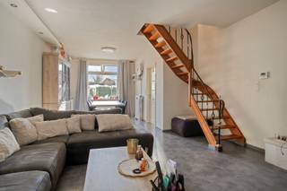 TOPPER!!Hedendaagse gerenoveerde rijwoning met garage en zonnige koerDe woning is als volgt ingedeeld:op het gelijkvloers is er een inkomhal,...