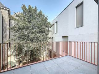 BEZOEK? Contacteer ons op het nummer 09.225.00.78. In een kleinschalige residentie met slechts vijf appartementen ontdek je dit energiezuinige en...