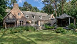 Zeer rustig en residentieel gelegen stijlvolle villa op een mooi achterliggend perceel met volledige privacy. Prachtige aangelegde tuin met...