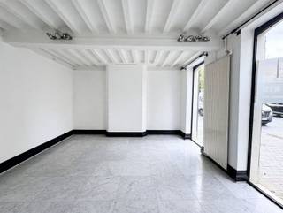 <p><span>Commercieel gebouw op toplocatie  ideaal voor diverse doeleinden</span></p><p><span> </span></p><p><span> </span></p><p><span>Commercieel gebouw met een totale oppervlakte van ca. 150 m², gelegen op een uitstekende en goed bereikbare locatie. </span></p><p><span> </span></p><p><span>De gelijkvloerse verdieping omvat ca. 100 m², aangevuld met ca. 50 m² op de 1ste verdieping.</span></p><p><span> </span></p><p><span> </span></p><p><span> </span></p><p><span>Dankzij de ruime indeling is het pand geschikt voor diverse commerciële activiteiten, maar eveneens ideaal als kantoorruimte of voor een vrij beroep.</span></p><p><span> </span></p>