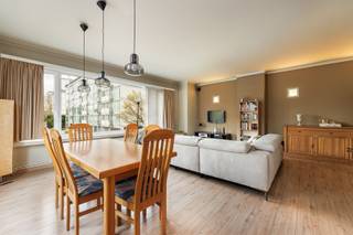 <p><span>WILRIJK - Oosterveld</span><span>: Instapklaar hoekappartement van ca 120m² met 3 slaapkamers en garage. EPC-label B.</span></p><p><span> </span></p><p><span>BESCHRIJVING:</span></p><p><span> </span></p><p><span>Dit zeer goed onderhouden appartement is gelegen op de 1° verdieping van een kleinschalig gebouw.</span></p><p><span><br />Via de inkomhal betreedt men de aangename en bijzonder lichtrijke leefruimte.</span></p><p><span>Dankzij de grote raampartijen geniet de leefruimte van een optimale lichtinval en een open, ruimtelijk gevoel.<br />De open keuken is volledig uitgerust met alle nodige toestellen, beschikt over veel kastruimte en wordt vervolledigd met een gezellig keukeneiland.</span></p><p><span>De nachthal geeft toegang tot een apart toilet, een praktische wasruimte, de badkamer en 3 volwaardige slaapkamers.<br />De badkamer is uitgerust met een ligbad (met douchemogelijkheid), dubbel lavabomeubel en handdoekdroger.</span></p><p><span>Slaapkamer 1 biedt toegang tot een knus terras waar het aangenaam vertoeven is op zonnige dagen.<br />Ook slaapkamer 2 geniet van een mooie oppervlakte en een aangename lichtinval.</span></p><p><span>Slaapkamer 3 is momenteel ingericht als dressing met 2 ruime maatkasten.</span></p><p><span> </span></p><p><span>Verder beschikt het appartement over een ruime kelderberging op niveau -1.<br />Een privatieve garagebox bevindt zich naast het gebouw en is apart te koop voor 25.000 €.</span></p><p><span> </span></p><p><span>BIJZONDERHEDEN:</span></p><p><span> </span></p><p><span>- Aangename lichtinval en ruime kamers</span></p><p><span>- Energiezuinig appartement - EPC-label B</span></p><p><span>- Overal nieuwe ramen</span></p><p><span>- Elektriciteit is conform</span></p><p><span>- Recente, gemeenschappelijke condenserende cv ketel (°2021)</span></p><p><span>- Ingebouwd muziek systeem</span></p><p><span>- Gemeenschappelijke kosten ca. 300 €/ maand (provisie voor verwarming, water, onderhoud gemene delen, syndicuskosten, blokpolis,...)</span></p><p><span>- Zeer goede, residentiële ligging, nabij bij ziekenhuizen, winkels, openbaar vervoer en invalswegen</span></p><p><span> </span></p><p><span> </span></p>