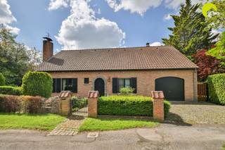 <p><span>IN OPTIE ! </span></p><p><span>Een verborgen parel in het hart van Kontich</span></p><p><span>Midden in het centrum van Kontich, verscholen tussen het groen en volledig omringd door rust en privacy, bevindt zich deze uitzonderlijke open bebouwing op een prachtig perceel van maar liefst </span><span>1.876 m²</span><span>. Een zeldzame eigendom waar ruimte, bereikbaarheid en een unieke ligging op een haast onnavolgbare manier samenkomen.</span></p><p><span>De woning is discreet bereikbaar via een doodlopend steegje, terwijl het perceel bovendien aansluit op twee bijkomende toegangen via de </span><span>Leiaard</span><span> en de </span><span>Cornelis Verhulstlaan</span><span>. Deze bijzondere configuratie biedt niet alleen een uitzonderlijk gevoel van vrijheid, maar creëert ook tal van mogelijkheden voor wonen, werken of een combinatie van beide.</span></p><p><span>Met een bewoonbare oppervlakte van </span><span>308 m²</span><span> (inclusief de indrukwekkende zolderverdieping) en een achterliggend atelier met garages van ca. </span><span>100 m²</span><span> en een eigen toegang, is dit een eigendom met een uitzonderlijk potentieel.</span></p><p><span>De prachtig aangelegde tuin vormt zonder twijfel één van de absolute blikvangers. Door de organische indeling met volwassen bomen, hagen en zorgvuldig gekozen beplanting geniet u hier van een oase van groen, volledige privacy en een heerlijk zuidwestgerichte oriëntatie. Een plek waar elk seizoen tot zijn recht komt.</span></p><p><span> </span></p><h3><span>Indeling</span></h3><p><span>Via de ruime inkomhal met vestiaire en gastentoilet bereikt u alle vertrekken van de woning.</span></p><p><span>Links bevindt zich de royale leefruimte van ca. </span><span>50 m²</span><span>, die dankzij de grote raampartijen geniet van veel natuurlijk licht. Aansluitend bevindt zich een gezellige veranda van ca. </span><span>15 m²</span><span>, vanwaar u uitkijkt op de prachtige tuin.</span></p><p><span>Centraal achteraan ligt de ruime keuken, uitgerust met massieve eiken kasten, een kookplaat, dampkap, koelkast en spoelbak. Zowel vanuit de keuken als vanuit de veranda heeft u rechtstreeks toegang tot het terras en de tuin.</span></p><p><span>Verder beschikt de woning over twee volwaardige slaapkamers van respectievelijk </span><span>15 m²</span><span> en </span><span>16 m²</span><span>, beide afgewerkt met een mooie parketvloer. De verzorgde badkamer is tijdloos ingericht en voorzien van een ligbad, douche, dubbel lavabomeubel en een tweede toilet.</span></p><p><span>De inpandige garage van </span><span>22 m²</span><span> biedt plaats aan de technische installaties en de aansluiting voor een wasmachine. Ook vanuit deze ruimte is er een rechtstreekse toegang tot de tuin.</span></p><p><span>De indrukwekkende zolderverdieping van maar liefst </span><span>140 m²</span><span> biedt een zee aan mogelijkheden voor extra slaapkamers, een hobbyruimte, kantoor of een volledig nieuwe woonverdieping.</span></p><p><span>Achteraan op het perceel bevindt zich bovendien een multifunctioneel atelier, opgedeeld in drie ruimtes en vlot bereikbaar via de </span><span>Leiaard</span><span>. Dankzij de aparte toegang is dit gebouw ideaal als werkplaats, opslagruimte, praktijk of garage en vormt het een absolute meerwaarde voor dit unieke eigendom.</span></p><h3><span> </span></h3><h3><span>Troeven</span></h3><ul><li><span>Uitzonderlijke ligging: een verborgen groene oase, midden in het centrum van Kontich.</span></li><li><span>Zeldzaam perceel van </span><span>1.876 m²</span><span> met optimale privacy en drie toegangen.</span></li><li><span>Zeer degelijk gebouwde en uitstekend onderhouden open bebouwing.</span></li><li><span>Prachtige, volwassen tuin met zonnige zuidwestoriëntatie.</span></li><li><span>Gelijkvloers wonen mogelijk, met tal van uitbreidingsmogelijkheden op de zolderverdieping.</span></li><li><span>Achterliggend atelier/garage van ca. </span><span>100 m²</span><span> met eigen toegang, ideaal voor zelfstandigen, hobbyisten of extra opslag.</span></li></ul><p><span> </span></p><p><span>Een eigendom met uitzonderlijk veel potentieel op een locatie die nauwelijks nog te vinden is.</span></p><p><span> </span></p><p><span>EPC: 230 kWh/m² - C-label - Elektriciteit conform bij akte!</span></p><p><span>Waterinfo: P-score C - G-score C</span></p><p><span> </span></p><p><span>Voor een bezoek ter plaatse kan u ons contacteren op het nummer 03 449 42 41 of mail ons via hallo@habicom.be.</span></p><p><span>Benieuwd naar de waarde van jouw woning? Check het gratis op www.watismijnhuiswaard.be</span></p><p><span> </span></p><p><span> </span></p>