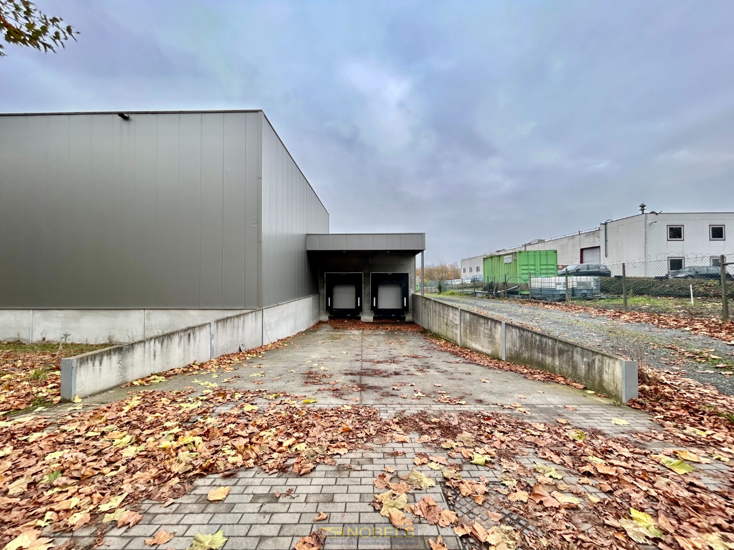 Te huur ruim, industrieel magazijn met laadkades gelegen in industriezone Ronse - foto 2