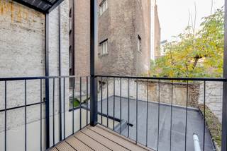 <strong>Licht en stijlvol appartement met terras in hartje Antwerpen.</strong><br /><br />In de levendige Sint-Antoniusstraat, tussen het Zuid en het historische stadscentrum, vind je dit elegant gerenoveerde appartement, onderdeel van een kleinschalig project van High-Five Group met slechts drie entiteiten. Hier woon je op wandelafstand van de Kloosterstraat, gezellige cafés, boetieks en het nieuwe Zuidpark, ideaal voor wie houdt van stedelijk comfort met een vleugje rust.<br /><br />Bij het binnenkomen bevindt zich aan de voorzijde de ruime leefruimte met een prachtige keuken die volledig is uitgerust met hoogwaardige toestellen en een royaal werkblad. Dankzij de grote ramen geniet je hier de hele dag van natuurlijke lichtinval en een aangename open sfeer.<br /><br />Centraal in het appartement bevindt zich een apart toilet met wastafel en aansluitingen voor wasmachine en droogkast, praktisch en netjes geïntegreerd in het ontwerp. Achteraan de woning ligt de serene slaapkamer met maatwerkkasten en een ensuite badkamer die uitblinkt in verfijnde afwerking.<br /><br />Via de slaapkamer heb je toegang tot een gezellig terras van 5 m², perfect georiënteerd op de ochtendzon, een ideale plek voor je eerste koffie van de dag.<br /><br />Met zijn doordachte indeling, stijlvolle materialen en energiezuinige uitvoering biedt dit appartement de perfecte balans tussen modern wonen en tijdloze elegantie in een van Antwerpen’s meest gegeerde buurten.<br /><br />Ontdek dit pareltje met LISTED en bel +32 283 51 51
