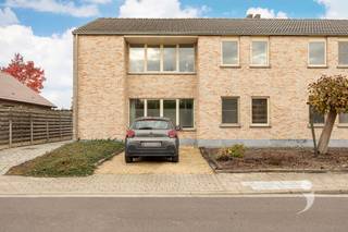 Ontdek dit instapklare gelijkvloers appartement in een zeer rustige wijk nabij Leuven. U komt binnen via een aangename inkomhal met ingebouwde...