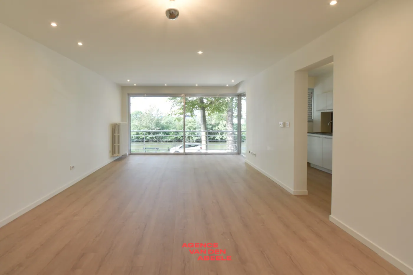 Spacious apartment with 3 bedrooms, garage, and bathroom, centrally located in the charming city of Bruges. - photo 4