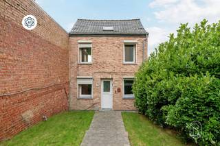 Ontdek deze op te frissen, rustig gelegen woning met aangename zuidgerichte tuin én zonnepanelenDeze woning is rustig gelegen, teruggetrokken van de straat, en biedt een praktische indeling en en een aangename zuidgerichte tuin.IndelingOp het gelijkvloers bevindt zich de inkomhal, een praktische berging/bureauruimte, een ruime en lichtrijke leefruimte met open, volledig geïnstalleerde keuken, een apart toilet en de badkamer.De eerste verdieping beschikt over twee ruime slaapkamers, waarvan één slaapkamer uit twee delen bestaat en daardoor verschillende indelingsmogelijkheden biedt. Buiten geniet u vooraan van een ruime oprit met plaats voor één à twee wagens. Achteraan bevindt zich een aangenaam terras met aansluitend de zuidgerichte tuin, waar u volop van de zon en de rustige omgeving kunt genieten.De troeven?-Rustige ligging, teruggetrokken van de straat-Eigen oprit met parkeergelegenheid voor 1 à 2 wagens- Aangename zuidgerichte tuin met terras- 10 zonnepanelen!- Goedgekeurde elektrische installatie- Centrale verwarming op aardgas met condensatieketel- gedeeltelijk vernieuwde platte daken- regenwaterput van 5000 liter Interesse en wilt u graag een bezoek inplannen? contacteer ons via: emmy@immobeguin