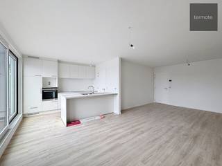 Dit energiezuinige en zeer ruime 2-slpk-appartement is gelegen in de kleinschalige nieuwbouwresidentie Alexis.<br />Gelegen langs een invalsweg, op een boogscheut van het centrum van Waregem.
<h4><span>Het appartement omvat : </span><span><span>Inkomhall met gastentoilet, leefruimte met open keuken (samen 40m²), terras 20m² achteraan, koele berging, wasplaats, 2</span><span> slaapkamers (14 &amp; 10m²), badkamer met inloopdouche en toilet en klein terras vooraan - </span></span><span>Inclusief garage </span></h4>
<span><u><span>Elk appartement is hoogwaardig afgewerkt en voorzien van alle hedendaagse en vooruitstrevende technieken:</span></u></span>

<ul>
	<li><span><span>Perfect geïsoleerde bouwschil met hoge luchtdichtheid en een hoog akoestisch comfort</span></span></li>
	<li><span><span>Vloerverwarming met warmtepomp (lucht-water) (ook comfortkoeling)</span></span></li>
	<li><span><span>Constante aanvoer van verse lucht dmv een ventilatiesysteem type D met warmterecuperatie </span></span></li>
	<li><span><span>Zonnepanelen voor ieder appartement (privatief)</span></span></li>
	<li><span><span>Domotica pakket Velbus</span></span></li>
	<li><span><span>Gegarandeerd lagere energiefacturen (+/- E 12)</span></span></li>
	<li><span><span>Volledig ingerichte keuken voorzien van alle inbouwapparatuur</span></span></li>
	<li><span><span>De appartementen worden volledig geschilderd  </span></span></li>
	<li><span><span>Berging voor vuilnis</span></span></li>
	<li><span><span>Mogelijkheid om parkings P07 en P08 bij te huren aan 35 €/mnd</span></span></li>
	<li><span><span>Fietsenstalling</span></span></li>
</ul>
<span><span>De appartementen zullen beschikbaar zijn vanaf februari 2026</span></span><br /> 