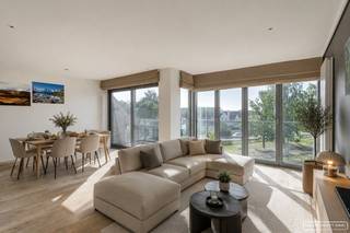 Op zoek naar een instapklaar appartement waar ruimte, comfort en een rustige ligging hand in hand gaan? Dan is dit stijlvolle 3-slaapkamerappartement in het centrum van Anzegem zeker een bezoek waard. Je geniet er van een aangename woonomgeving met uitzicht op het groen, terwijl scholen, sportfaciliteiten, supermarkten, bakkers en horeca zich op wandelafstand bevinden. Bovendien bereik je vlot de E17 en Waregem.
<h3>Indeling van het appartement</h3>
Via de <strong>inkomhal</strong>, uitgerust met een praktische ingebouwde <strong>vestiairekast</strong>, kom je binnen in de <strong>lichtrijke leefruimte</strong>. Een elegante glazen deur scheidt de inkom van de woonruimte en zorgt voor een open, moderne uitstraling. De leefruimte sluit naadloos aan op de <strong>volledig uitgeruste keuken met eeteiland</strong>, oven, kookplaat, plaats voor een microgolfoven en koelkast. Achter de keuken bevindt zich een handige <strong>berging</strong> die extra opbergruimte biedt.<br /><br />Vanuit de leefruimte stap je het <strong>ruime terras </strong>op, waar je in alle rust geniet van een prachtig zicht op het omliggende groen. Het volledige appartement is bovendien uitgerust met <strong>automatische screens</strong>, wat zorgt voor extra comfort en privacy.<br /><br />Het appartement beschikt over <strong>drie volwaardige slaapkamers</strong>. Slaapkamers één en twee geven rechtstreeks uit op het <strong>achterliggende terras</strong>, waar zich ook een <strong>praktische buitenberging</strong> bevindt. De stijlvolle <strong>badkamer</strong> is voorzien van een <strong>dubbel lavabomeubel, een ruime inloopdouche en ingebouwde kasten</strong>. <strong>De derde slaapkamer beschikt over een eigen dressing en aansluitingen voor een wasmachine en droogkas</strong>t.<br /><br />De residentie is kleinschalig en biedt een aangename woonomgeving. <strong>Vooraan het gebouw </strong>bevindt zich <strong>een gezellig parkje met petanquebaan en enkele zitbanken</strong>, ideaal om even te ontspannen. Daarnaast zijn er <strong>bezoekersparkeerplaatsen</strong>, een <strong>fietsenrek én een gemeenschappelijke afvalberging,</strong> wat het dagelijks comfort extra verhoogt.<br /><br />Een <strong>garage</strong> kan optioneel worden aangekocht voor <strong>€ 25.000</strong>.
<h3>Troeven</h3>
<ul>
<li>Instapklaar 3-slaapkamerappartement</li>
<li>Aankoop onder registratierechten (2% of 12%)</li>
<li>Rustig gelegen met zicht op het groen</li>
<li>Lichtrijke leefruimte met moderne keuken en eeteiland</li>
<li>Automatische screens in het volledige appartement</li>
<li>Twee terrassen, inclusief buitenberging</li>
<li>Derde slaapkamer met dressing en wasvoorzieningen</li>
<li>Kleinschalige residentie</li>
<li>Bezoekersparking, fietsenrek en gemeenschappelijke afvalberging</li>
<li>Vlotte verbinding naar Anzegem centrum, Waregem en de E17</li>
<li>Garage afzonderlijk aan te kopen (€ 25.000)</li>
</ul>
<h3>Bezoekmoment 13 juli</h3>
Interesse? Schrijf je in voor het bezoekmoment op maandag 13 juli vanaf 15 uur via de zwarte knop 'Maak nu een afspraak' op onze website.<br />Heb je nog vragen? Sarah helpt je graag verder via sarah@maesconceptimmo.be.