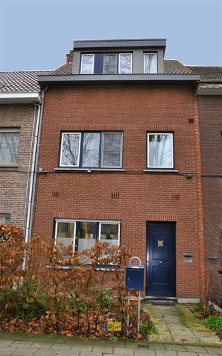 Welkom in deze charmante woning gelegen nabij het centrum van Ekeren, een fijne plek voor wie op zoek is naar comfort en gezelligheid. Dit pand...