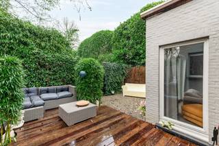 <strong>Gelijkvloers appartement met onderhoudsvriendelijke tuin/terras in het centrum van Kontich</strong><br /><br /><strong>Algemeen:</strong><br />- Renovatie uitgevoerd in 2003-2012<br />- Bewoonbare oppervlakte: ca. 100 m²<br />- Zeer karaktervol appartement<br />- Grote leefruimte met ingemaakte kasten<br />- Zithoek met zicht op de tuin<br />- Deels geïnstalleerde keuken <br />- 2 slaapkamers of 1 slaapkamer en bureau<br />- Badkamer met inloopdouche<br />- Onderhoudsvriendelijke OOST tuin en terras met groenzicht<br />- Volledige privacy<br />- Oprit met parkeerplaats<br />- Woning is momenteel verhuurd<br /><br /><strong>Onmiddellijke omgeving:</strong><br />- Pal in het centrum van Kontich met scholen, parken, winkels en openbaar vervoer op fiets- en wandelafstand<br />- Zeer vlotte bereikbaarheid naar Antwerpen en Brussel (E19 en trein)<br /><br /><strong>Technische kenmerken:</strong><br />- CV gas (2022)<br />- Degelijke basisconstructie<br /><br /><strong>Indeling:</strong><br /><span>Gelijkvloerse verdieping (ca. 100 m²)</span><br />- Inkomhal met toilet<br />- Sas met ingemaakte vestiairekast<br />- Ruime slaapkamer<br />- Aparte bureauruimte/slaapkamer<br />- Leefruimte met aparte tv hoek<br />- Gesloten keuken met zicht op tuin<br />- Badkamer met inloopdouche<br />- Onderhoudsvriendelijke oost tuin met terras<br /><br /><strong>Virtuele rondleiding: </strong>https://youtube.com/shorts/jTpcg30iOyc<br /><br />Stedenbouwkundige inlichtingen in aanvraag.<br />Voor meer informatie kan u terecht op www.deboerenpartners.be.