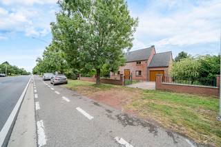 Idéalement située dans la commune prisée de Crisnée, à deux pas de l’autoroute et en retrait de la grand-route (avec barrière électrique),...