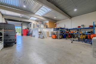 KMO unit van 396m² gelijkvloers en 67m² verdieping.<br />Buiten het je 6 privatieve parkeerplaatsen.<br /><br />Indeling:<br />Gelijkvloers:<br />- Magazijnruimte van 292m² <br />- Sanitaire ruimte<br />- Berging<br />- Kantoorruimte<br />- Leefruimte (woonkamer en keuken)<br /><br />Verdieping:<br />- 2 slaapkamers<br />- badkamer<br />- nachthal<br /><br />Bijzonderheden:<br />- 6 privatieve parkeerplaatsen<br />- Dak voorzien voor zonnepanelen<br />- Vrije plafondhoogte 6,5m<br />- Poort 5mx5m<br />- Stroom 4x32A<br />- Ventilatiesysteem D<br />- Daikin lucht/water warmtepomp <br />- Vloerverwarming en koeling<br />- Alarmsysteem met mistgenerator<br />- Camera met recording<br />- Buitencamera's via VME<br />- Syndicuskost : 100€/maand<br />- Regenwaterput 10,000l<br />- Gas/Telenet/Proximus aanwezig