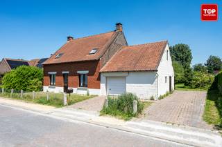Bent u op zoek naar een eigendom met potentieel? Dan is deze woning zeker een bezoek waard. Gelegen op een mooi perceel van maar liefst 1.408 m², biedt deze eigendom tal van mogelijkheden voor wie een grondige renovatie of een volledige nieuwbouw overweegt.<br /><br />De bestaande woning dient volledig gerenoveerd of heropgebouwd te worden, waardoor u de kans krijgt om uw woonproject volledig naar eigen smaak en wensen vorm te geven. Enkel door een bezoek ter plaatse kunt u de ligging, de ruimte en de vele mogelijkheden van dit perceel ten volle ontdekken en inschatten.<br /><br />Rustig gelegen en toch bijzonder centraal, op slechts 1,5 km van het centrum. Winkels, scholen en openbaar vervoer bevinden zich in de onmiddellijke omgeving, wat zorgt voor een uitstekende combinatie van bereikbaarheid en wooncomfort.<br /><br />Een unieke opportuniteit voor wie op zoek is naar ruimte, potentieel en een aantrekkelijke ligging. Maak een afspraak en ontdek zelf de mogelijkheden die deze eigendom te bieden heeft.<br /><br />Contacteer Top Vastgoed voor meer info en een bezoek op 0475 700 700.