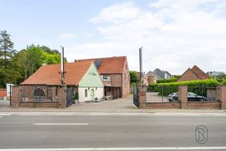 <p>Karaktervol horecapand met authentieke molenelementen, woonst en uitbreidingsmogelijkheden</p><p>Op een uitstekende locatie nabij het centrum van Zottegem bevindt zich dit unieke horecapand, gevestigd in een voormalige molen. Het pand werd in 2025 smaakvol gerenoveerd en is onmiddellijk klaar voor een nieuwe uitbating.</p><p>De horecazaak beschikt over een gezellige verbruiksruimte met plaats voor meer dan 40 gasten, een polyvalente zaal voor ongeveer 50 personen en een ruim, zonnig terras. De volledig uitgeruste professionele keuken en de vernieuwde, conforme elektrische installatie zorgen ervoor dat u zonder bijkomende investeringen van start kunt gaan. Een extra commerciële troef is dat de uitbating volledig vrij van brouwer is, waardoor u als ondernemer alle vrijheid geniet om uw eigen concept en assortiment uit te bouwen.</p><p>De authentieke molenelementen geven dit pand een uitzonderlijk karakter. Via een glazen vloerplaat krijgt u een unieke inkijk op de oude molen, wat zorgt voor een sfeervolle en verrassende beleving.</p><p>Ook naar de toekomst toe biedt dit eigendom heel wat mogelijkheden. Er is potentieel om een aparte loft te creëren, het bijgebouw een nieuwe functie te geven en de ondergrondse verdieping met de authentieke molenstenen verder in te richten als uitbreiding van de horecazaak.</p><p>Naast het handelsgedeelte beschikt het pand over een verzorgd en comfortabel privégedeelte waar het aangenaam wonen is. De woning omvat een mooie, volledig uitgeruste keuken, een ruime en lichtrijke leefruimte, prachtige badkamer, bureau, wasplaats, twee ingerichte slaapkamers en biedt bovendien de mogelijkheid om extra slaapkamers te creëren. De gezellige buitenruimte vormt de ideale plek om na een drukke werkdag in alle rust te ontspannen.</p><p>Kortom, een uitzonderlijk eigendom waar wonen en ondernemen perfect samengaan. Ideaal voor wie onmiddellijk wil starten met een café, bistro of restaurant, maar ook tal van mogelijkheden biedt voor een eigen horecaconcept.</p><p>Een pand met karakter, geschiedenis en toekomstpotentieel dat u absoluut moet ontdekken.</p><p>Contacteer Femke via femke@immobeguin.be voor meer informatie of een bezoek.</p>