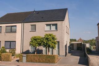Deze instapklare en goed onderhouden woning met 3 slaapkamers is gelegen in een rustige, doodlopende straat. <br /><br />Op het gelijkvloers bevindt zich een inkomhal met apart gastentoilet, een zeer lichtrijke leefruimte en een open keuken. Aansluitend is er een praktische berging/wasplaats.<br /><br />De eerste verdieping bestaat uit een nachthal, drie slaapkamers — waarvan een met dressing — en een volledig uitgeruste badkamer met douche, ligbad, wastafel en toilet.<br /><br />Via een vaste trap bereik je de zolderverdieping. Deze ruimte biedt nog tal van uitbreidingsmogelijkheden en kan bijvoorbeeld ingericht worden als extra slaapkamer, hobbyruimte of bureau.<br /><br />Buiten beschikt de woning over een aangelegd terras, een extra zonneterras, een carport en twee praktische tuinbergingen. Dankzij de zuidgerichte ligging geniet de tuin de hele dag van volop zon. De ruime oprit van 60 m² loopt door tot achteraan het perceel.<br /><br />De woning wordt verwarmd op gas (condenserende gasketel). <br /><br />Bent u op zoek naar een recente, instapklare woning met aandacht voor comfort en energiezuinigheid? Dankzij het EPC-label B is deze woning zeker een bezoek waard! <br /><br />Interesse? Neem gerust contact op voor meer informatie of een bezichtiging via e-mail of telefoon (0478 61 69 10).