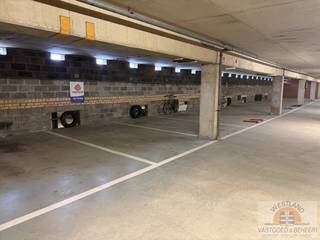 Op zoek naar een veilige en vlot bereikbare parkeerplaats? Deze autostaanplaats, gelegen op niveau -1 van de verzorgde Residentie Santhooft, biedt...