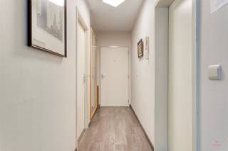 <p><span>Gemeubeld appartement nabij stadscentrum Gent.</span></p><p><span> </span></p><p><span>Dit comfortabel ingericht appartement ligt op slechts 10 minuten wandelen van het bruisende hart van Gent, met zijn talloze cafés, restaurants en culturele bezienswaardigheden.</span></p><p><span> </span></p><p><span>Indeling:</span></p><p><span>- Inkomhal uitgerust met een handige kleerkast</span></p><p><span>- woonkamer met TV, 2 zetels en eettafel met bijhorende stoelen</span></p><p><span>- keuken met oven, magnetron, kookplaat, vaatwasser en koelkast</span></p><p><span>- opslagplaats/ technische ruimte met wasmachine en droogkast</span></p><p><span>- slaapkamer met tweepersoonsbed en kleerkast</span></p><p><span>- badkamer met douche, wastafel en bijhorend meubilair</span></p><p><span> </span></p><p><span>Troeven:</span></p><p><span>- centrale ligging</span></p><p><span>- terras</span></p><p><span>- ingericht appartement</span></p><p><span> </span></p><p><span>EPC-label: B</span></p><p><span>Beschikbaarheid: overeen te komen</span></p><p><span>Huurprijs: € 1.135 + € 75 gemeenschappelijke kosten</span></p><p><span>Huurwaarborg: 3 maanden</span></p><p><span>Extra kosten: eenmalige kost voor huurder voor de plaatsbeschrijving</span></p><p><span> </span></p><p><span>Interesse? neem contact op met Yana via <span>yana@heritagevastgoed.be</span></span><span> of 09 227 08 90</span></p><p><span> </span></p><p><span> </span></p><p><span> </span></p><p><span> </span></p><p><span> </span></p><p><span> </span></p>