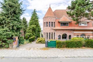<p><strong>Karaktervolle halfopen woning in Machelen met tuin en drie slaapkamers</strong>.<br /><br />Deze charmante woning uit de periode 1919-1930 combineert authentieke elementen met een praktische indeling en een aangename residentiële ligging in Machelen. De woning beschikt over drie volwaardige slaapkamers, waardoor ze ideaal is voor gezinnen of wie extra ruimte zoekt. Dankzij de gezellige leefruimtes en de tuin van 200 m² geniet je hier van een fijne woonomgeving met vlotte verbinding naar invalswegen. Een karakterwoning met potentieel en een warme uitstraling.<br /><br /><u><strong>Belangrijkste ruimtes:</strong></u><br />• Inkomhal (7 m²) met toegang tot de leefruimtes<br />• Woonkamer (16 m²) met authentieke sfeer<br />• Living (15 m²) en aparte eetkamer (15 m²)<br />• Keuken (10 m²) met praktische indeling<br />• Badkamer (4,4 m²)<br />• Drie slaapkamers van 12 m², 10,5 m² en 8,7 m²<br />• Nachthal (8,4 m²)<br />• Zolder (19,4 m²) met extra opbergmogelijkheden<br />• Kelder<br />• Tuin van 200 m²<br /><br /><u><strong>Troeven:</strong></u><br />• Unieke karakterwoning met authentieke elementen<br />• Drie volwaardige slaapkamers<br />• Elektrische keuring conform<br /><br /><span><span><span><span><span><span>Meer informatie of een bezoek met Margaux Mulkers? Contacteer ons via +3223351115</span></span></span></span></span></span><br />JOUW DROOMHUIS. ZO GEVONDEN!</p>