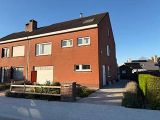 Deze woning kan dankzij z’n omvang en z’n locatie (speelstraat en met 2 speelpleinen in buurt), dé ideale woonst zijn voor (grote) gezinnen.<br /><br />De woning werd in 1976 bijzonder degelijk opgebouwd met betonnen tussenverdiepingen en is ingedeeld in:<br />Gelijkvloers: inkom met gastentoilet, leefruimte met zithoek en eetplaats, ruime veranda, perfect onderhouden keuken met eetplaats en alle toestellen behalve vaatwas (wel aansluiting voorzien) en bijzonder grote garage met automatische poort.<br />Eerste verdieping: 4 slaapkamers en badkamer (met douche, toilet en dubbel lavabomeubel.<br />Tweede verdieping: 5de slaapkamer en bergzolder met mogelijkheid tot 6de slaapkamer.<br /><br />Buiten: oprit, voortuin en omheinde, onderhoudsvriendelijke achtertuin.<br /><br />STARTPRIJS. Elk bod vanaf €395.000 wordt overgemaakt aan de eigenaars. <br /><br />Van deze ruime 5-slaapkamerwoning in doodlopende straat uw nieuwe thuis maken?<br /><br />Contacteer Bonne Vastgoed 7 op 7 via 050/73.73.73 of info@bonnevastgoed.be voor meer info of bezoek.